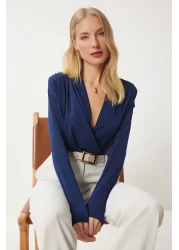 Happiness İstanbul بلوزة نسائية باللون الأزرق الداكن بياقة ملفوفة ومبطنة ومثبتة ZH00039