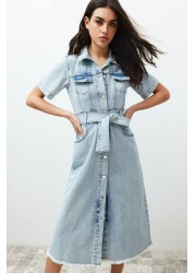  Collection فستان طويل من قماش الدنيم باللون الأزرق مع حزام TWOSS24EL00377