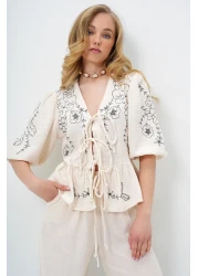 Trend Alaçatı Stili بلوزة نسائية من الكتان والموسلين برباط وتطريز على شكل حرف V من إكرو ALC-X13993