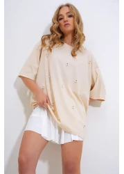 Trend Alaçatı Stili تي شيرت نسائي بيج برقبة دائرية ومطرز باللؤلؤ والحجر ALC-X11964