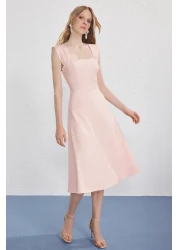  Collection فستان سهرة متوسط ​​الطول منسوج بتفاصيل لؤلؤ مسحوق وفتحة الخصر فستان التخرج الليلي TPRSS25EL00287