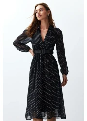  Collection فستان متوسط ​​الطول من الشيفون المبطن باللون الأسود وحزام منقط TWOSS24EL00839