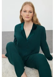  Collection طقم بيجامة مخملية من الفيسكوز باللون الأخضر الزمردي - تفاصيل طية صدر السترة، THMAW25PT00134