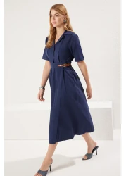  Collection فستان منسوج متوسط ​​الطول مبطن بالبوبلين باللون الأزرق الداكن مع بطانة وحزام TWOSS25EL00060