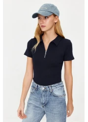  Collection بلوزة مضلعة بياقة بولو باللون الأزرق الداكن - تفاصيل سحاب، محبوكة قابلة للتمدد، مقاس مناسب TWOSS23BZ00496