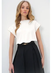 Trend Alaçatı Stili بلوزة نسائية بيضاء بياقة دائرية ولؤلؤة بدون أكمام ALC-X13522