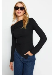  Collection أسود ثنيات قارب الرقبة غير المتكافئة بسط كم طويل محبوك بلوزة TWOAW24BZ00393