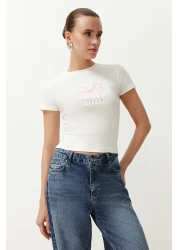  Collection تي شيرت بطبعة شريطية قابلة للتمدد - يجلس على الجسم، إكرو TWOSS24TS00231