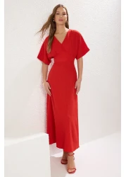  Collection فستان ماكسي منسوج باللون الأحمر على شكل حرف A مع تفاصيل صدرية على شكل حرف V TWOSS24EL00620