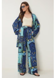 Happiness İstanbul طقم بنطلون كيمونو فيسكوز منقوش باللون الأزرق الداكن والأصفر للنساء JE00002