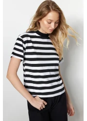  Collection تي شيرت محبوك أساسي بياقة واقفة مخطط باللونين الأبيض والأسود والأبيض TWOSS20TS1500