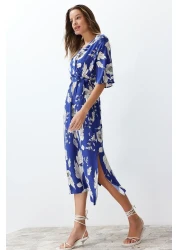  Collection فستان منسوج متوسط الطول بحزام أزرق وطبعة زهور على شكل حرف A ورقبة مزدوجة الصدر TWOSS24EL00915