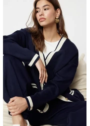  Modest طقم كارديجان وبنطلون تريكو باللون الأزرق الداكن بأزرار ذهبية وجيوب - TCTAW24US00107