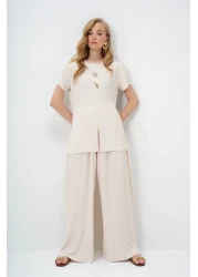 Trend Alaçatı Stili طقم بلوزة وبنطلون بياقة دائرية وفتحة مفصلة وأزرار ذهبية للنساء باللون البيج ALC-X14138