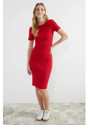  Collection فستان رصاص ميدي محبوك قابل للتمدد برقبة دائرية باللون الأحمر TWOSS24EL00486