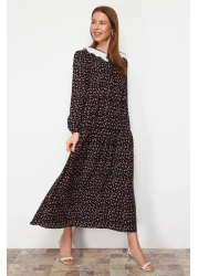  Modest فستان فيسكوز منقوش باللون الأسود مع تفاصيل طية صدر السترة TCTSS21EL3655