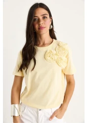 Bianco Lucci تي شيرت نسائي برقبة دائرية مع إكسسوارات زهور 60602030