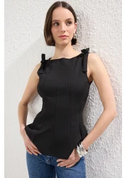  Collection بلوزة سوداء بأكمام بيبلوم وخصر صفر - محبوكة بفيونكة - TWOSS25BZ00482