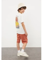 TRENDYOLKIDS طقم محبوك باللون الأزرق الداكن للأولاد - تي شيرت وسروال قصير مصنوع من القطن بنسبة 100% مع طباعة خلفية TKDSS24AU00008