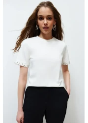  Collection تي شيرت محبوك بقصة عادية/عادية ومزين باللؤلؤ الأبيض TWOSS24TS00070