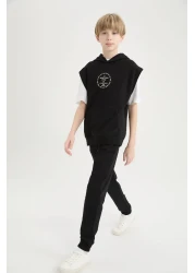 Defacto طقم للأولاد مكون من 3 قطع - سويت شيرت بغطاء للرأس، بدون أكمام ومطبوع، تي شيرت بأكمام قصيرة، ملابس بأرجل مرنة