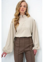 Trend Alaçatı Stili بلوزة قميص نسائية بياقة القاضي باللون البيج وأزرار أمامية وأكمام بالونية Alc-X11872