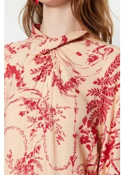  Modest فستان منسوج من القطن والفسكوز صيفي بتفاصيل عقدة وياقة منقوشة باللون الأحمر الكريمي TCTSS23EB00234