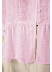  Collection قميص منسوج من القماش القطني باللون الوردي الفاتح مع دانتيل على الأكمام مقاس عادي عادي TWOSS25GO00038