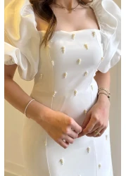 HELİS BUTİK فستان بياقة مربعة وطول كبير مزين بالأحجار - أبيض