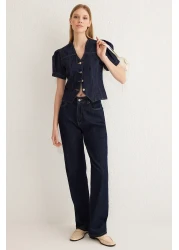  Collection بلوزة من قماش الدنيم بأكمام قصيرة باللون الأزرق الداكن ورقبة على شكل حرف V TWOSS25BZ00000