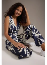  Collection طقم سترة من الكتان الأزرق برقبة على شكل حرف V وسروال واسع الساق - TWOSS25AU00090