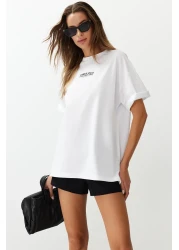  Collection تي شيرت محبوك كبير الحجم ومطبوع من الأمام مصنوع من القطن بنسبة 100% من إكرو TWOSS24TS00183