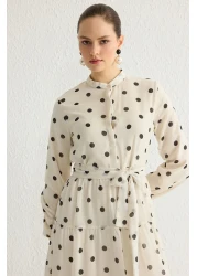  Modest فستان منسوج من الشيفون باللون البيج الفاتح مع حزام وياقة واقفة TCTSS21EL3346