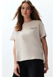  Collection تي شيرت محبوك بأكمام قصيرة ومريح مطبوع عليه حجر الظهر TWOSS24TS00147