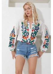 Trend Alaçatı Stili بلوزة نسائية بيضاء مطرزة بالنيون من البوبلين ALC-X11926