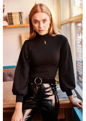 Olalook بلوزة نسائية من الكريب بأكمام منتفخة من الأمام باللون الأسود BLZ-19000708