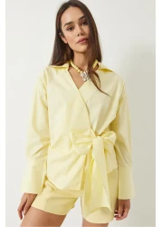 Bianco Lucci قميص بوبلين نسائي ذو طية صدر مزدوجة وربطة جانبية 60283082