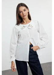  Collection قميص منسوج من القطن إكرو - ياقة مطرزة، مقاس عادي TWOSS23GO00009