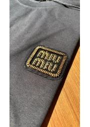 JESSE STORY تي شيرت بتصميم خاص للرجال والنساء للجنسين مع إكسسوارات "mıu".