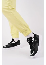 Moda Kadıköy حذاء رياضي نسائي باللون الأسود والأبيض لتقويم العظام