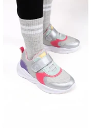 kids A more حذاء رياضي للفتيات من Roya مزود بشريط فيلكرو هوائي بتفاصيل تشريحية باللون الفضي
