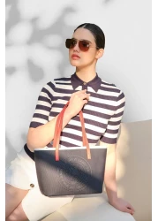 U.S. Polo Assn. حقيبة كتف نسائية باللون الأزرق الداكن والأبيض والأحمر US24732