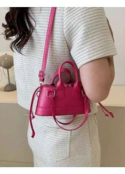 حقيبة يد / كتف صغيرة بلون سادة وبنقشة جلد التمساح مناسبة لحمل احمر الشفاه والمستحضرات التجميلية وغيرها