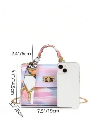 حقيبة يد بطية ومقبض سلسلة مع زخرفة حريرية بطبعة مضغوطة