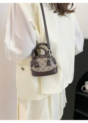 حقيبة يد صغيرة ، لون داخلي منقوش بشكل معين بأسلوب عتيق بشكل صدفة فينتاج