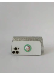 هذه الحقيبة المسائية تتميز بتصميم راق. الجسم الرئيسي مصنوع من الترتر الفضي اللامع الذي يتلألأ ويتوهج تحت الضو