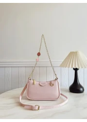 حقيبة كتف على شكل باجيت من قماش PU مقاوم للماء ذات لون أحادي كلاسيكي بتصميم جوكر، مزينة بسلسلة معدنية بشكل فراو