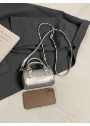 حقيبة كتف صغيرة مطبوع عليها حروف للبنات