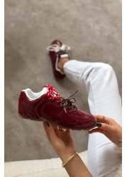 NİŞANTAŞI SHOES حذاء رياضي نسائي برباط ونعل مسطح غير لامع من Fabian Claret