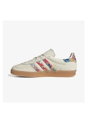 adidas حذاء رياضي نسائي من Gaselle Indoor X Liberty London باللون الكريمي
